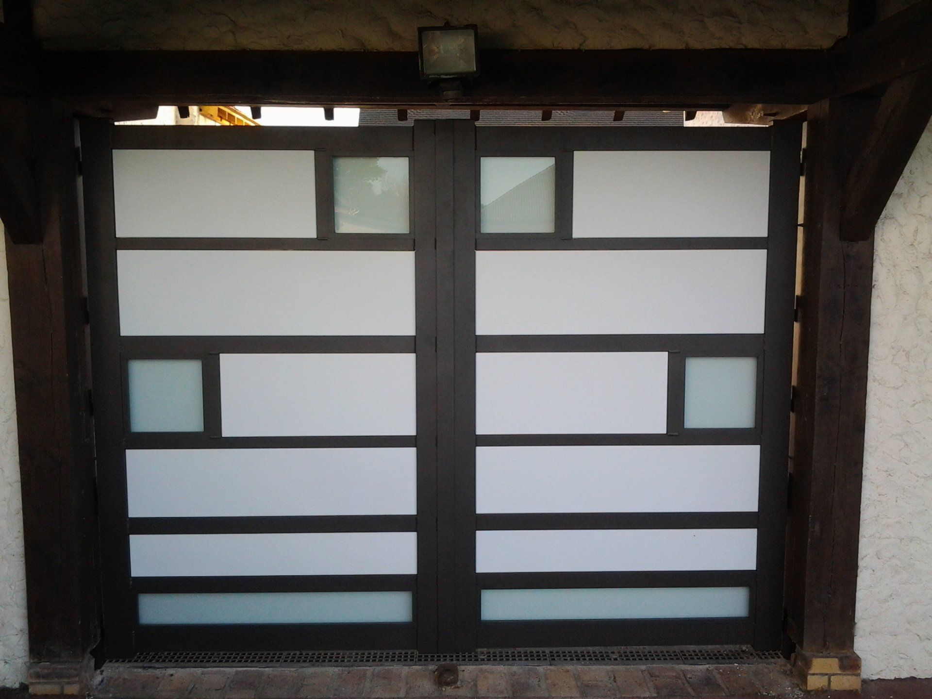 Porte à battants avec verre fumé