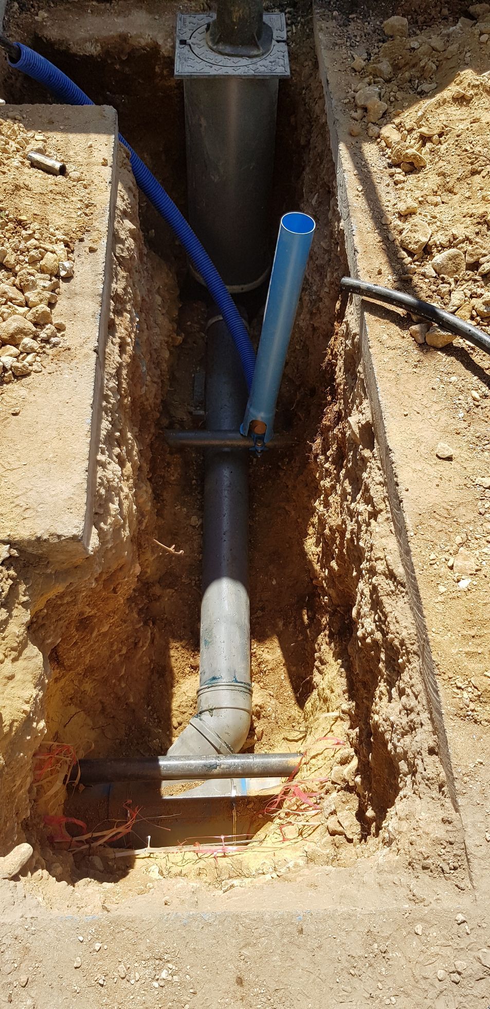Pose d'un tuyau d'assainissement