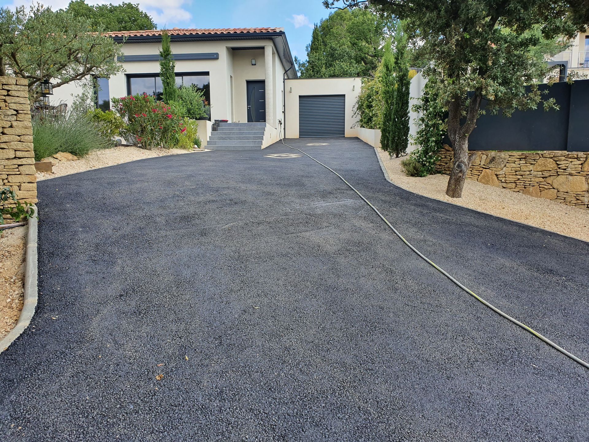 Grande allée de garage goudronnée