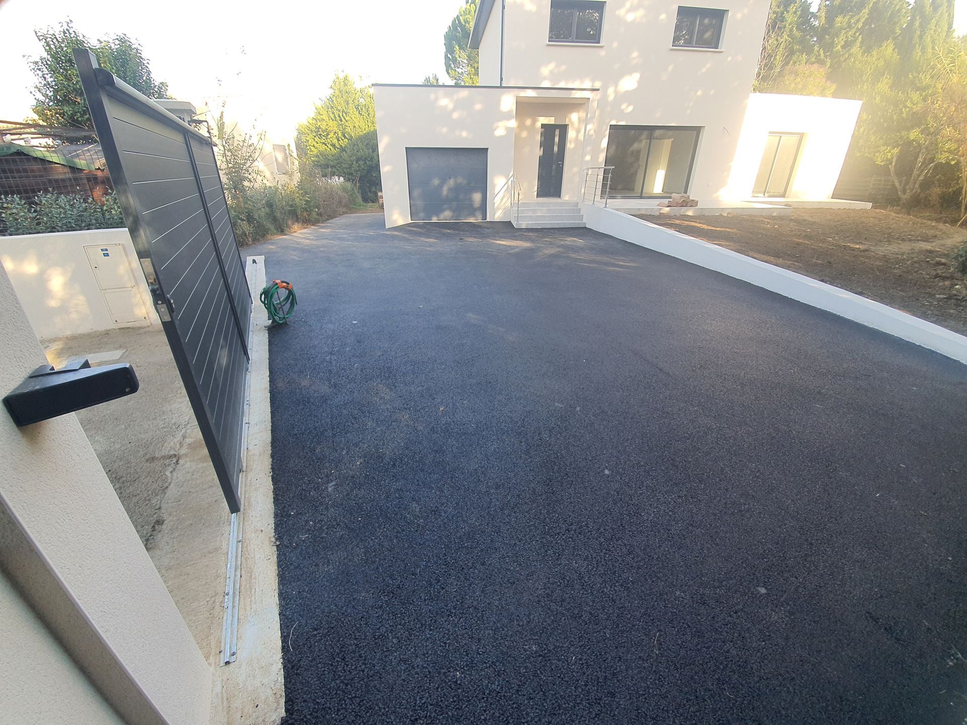 Allée de garage en goudron