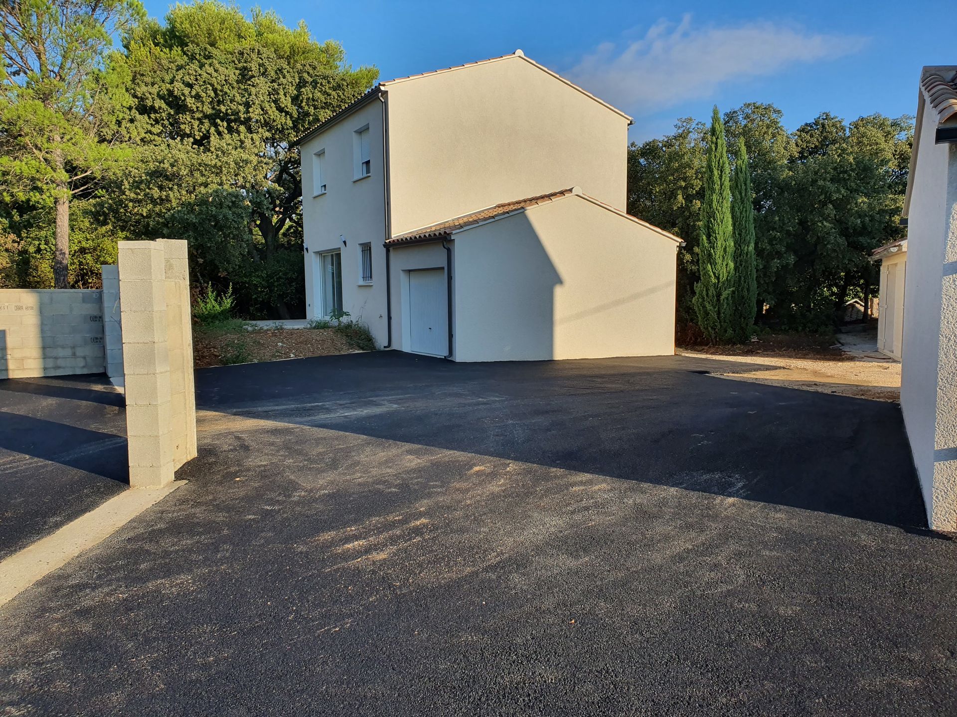 Aménagement et pose de goudron devant une maison