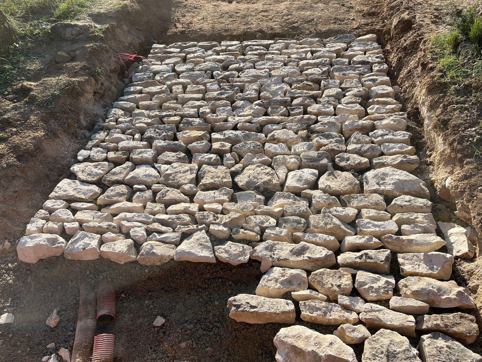 Réalisation d'une allée piétonne en pierre