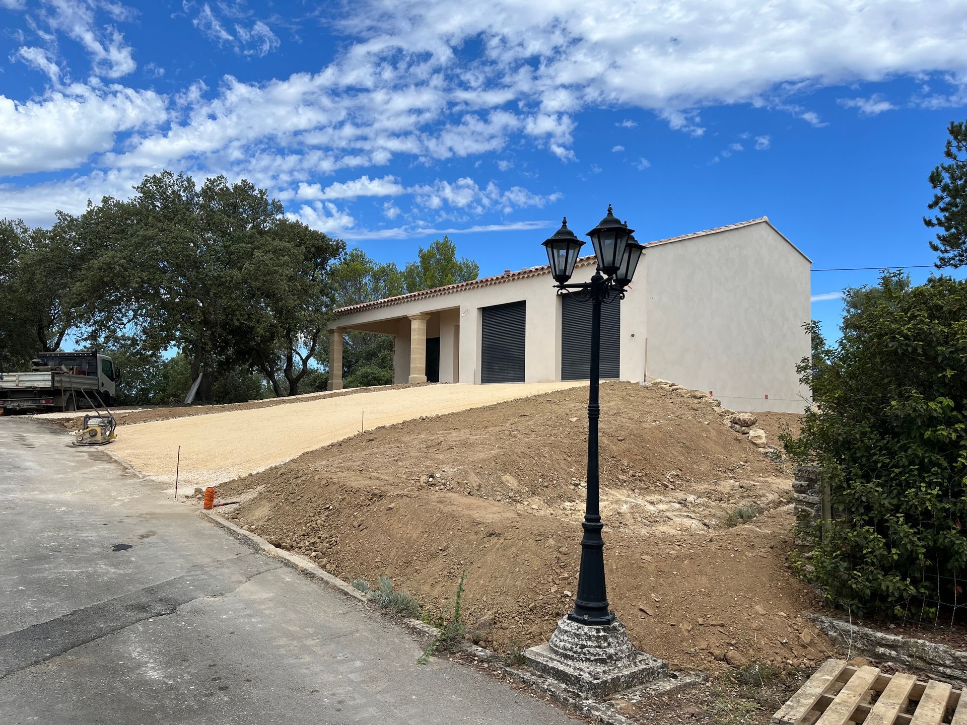 Aménagement d'une allée en gravier devant un garage