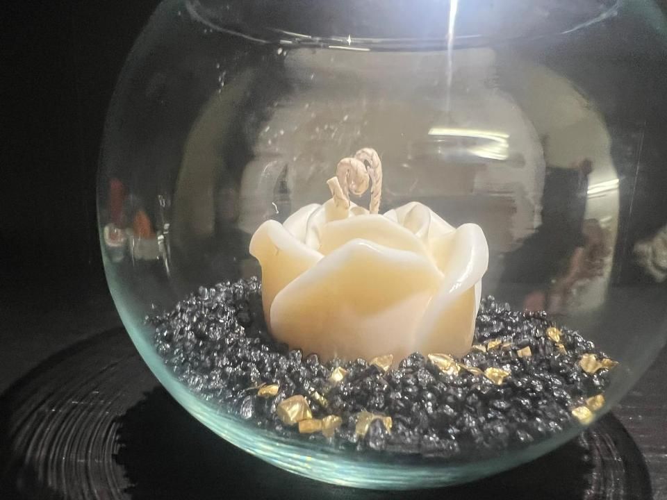 Kerze von Sarah Shop mit Blumenform