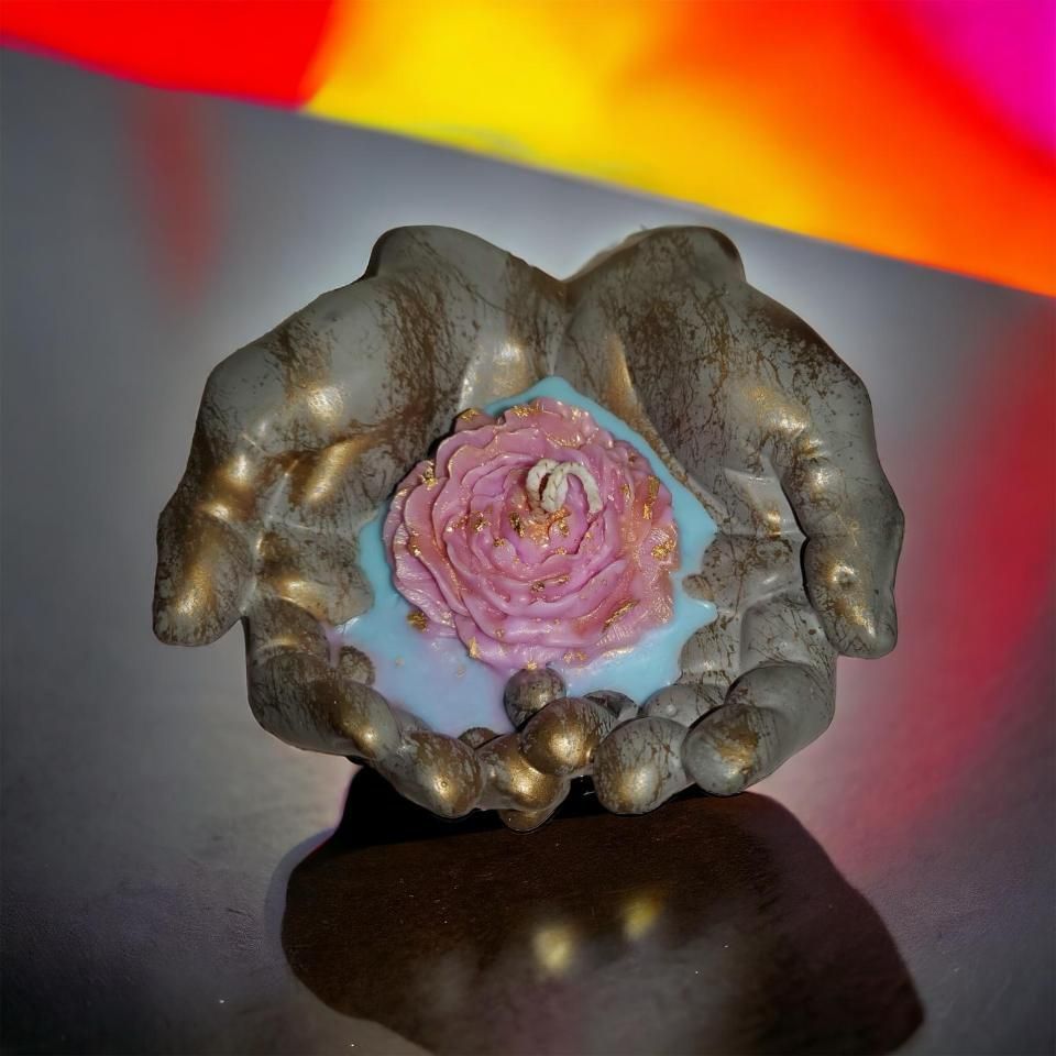 Kerze von Sarah Shop mit Blumenform