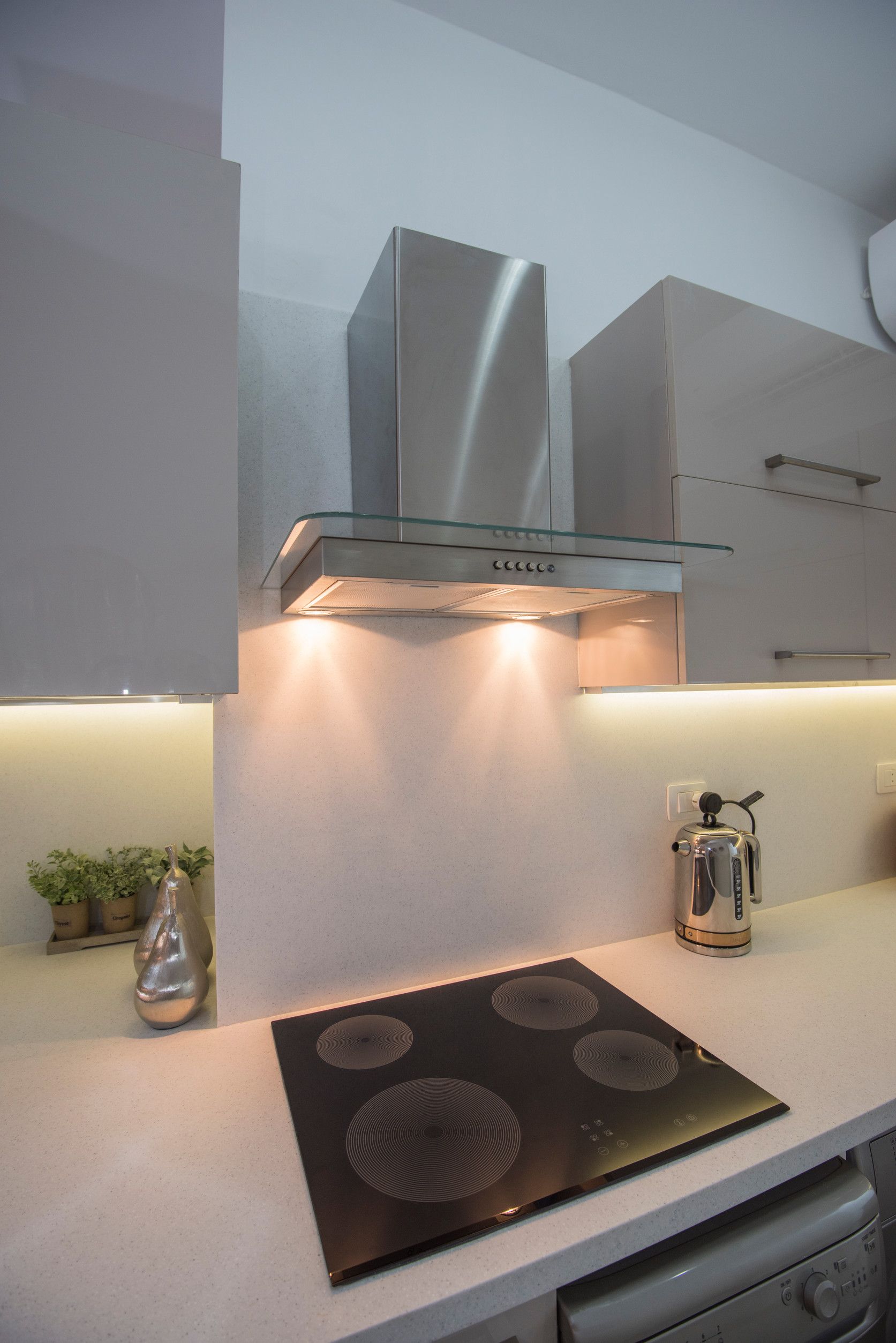 Una cocina con horno y campana extractora
