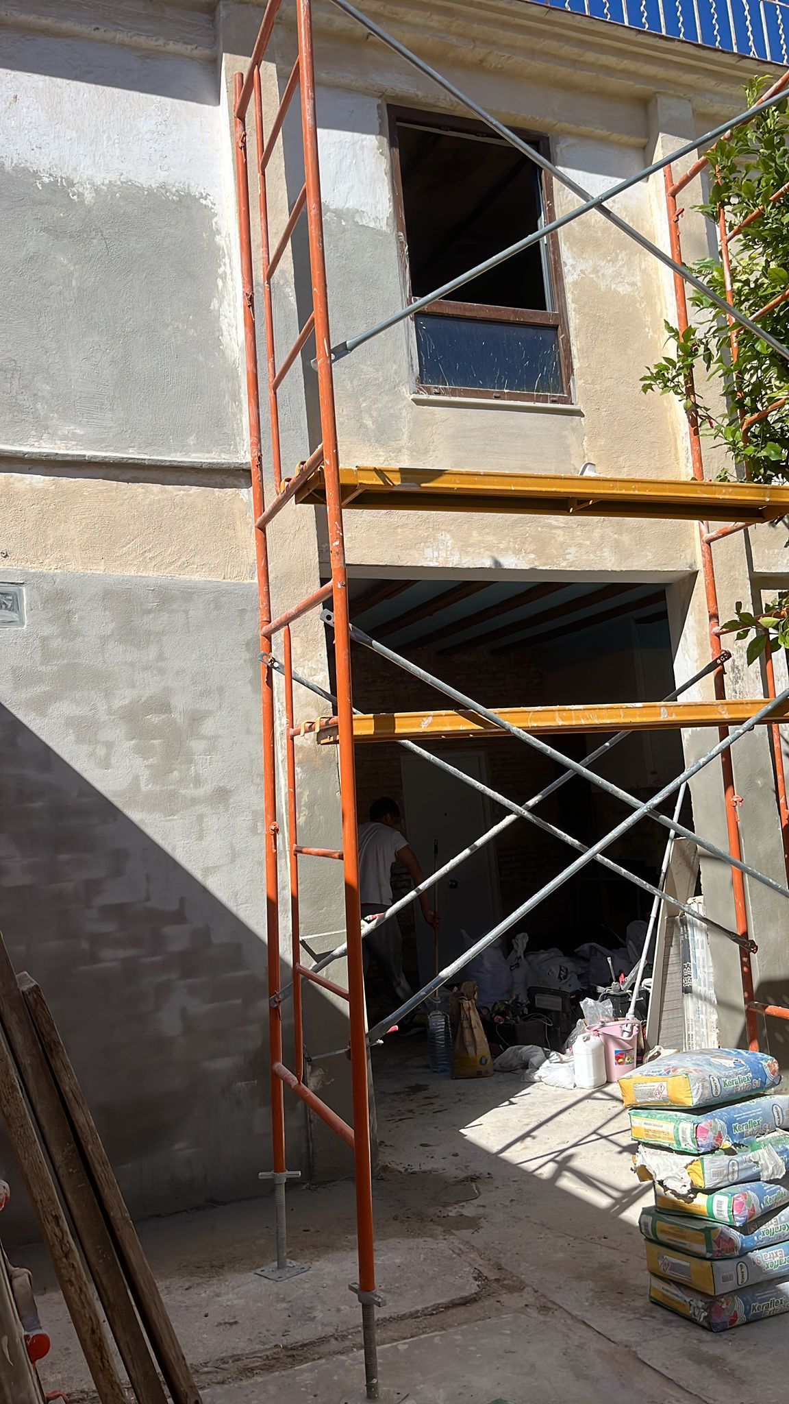 Un andamio está delante de un edificio en construcción.
