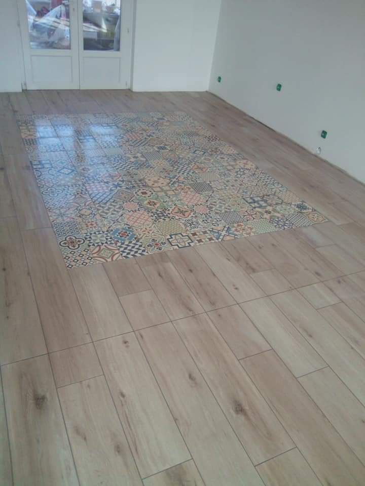Un séjour avec un parquet et un carrelage au sol.