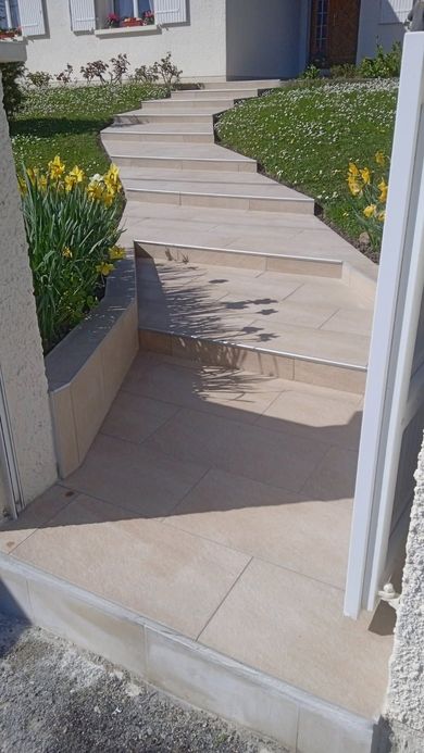 Une passerelle avec des escaliers menant à une maison.