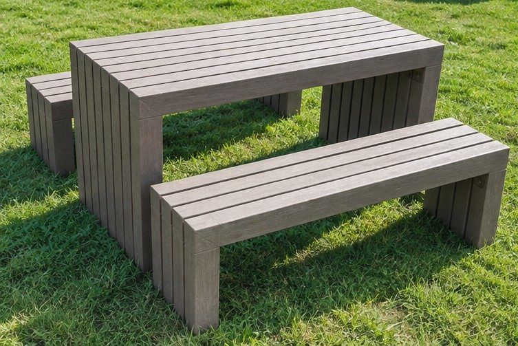 Mesa de picnic de madera con bancos sobre un césped