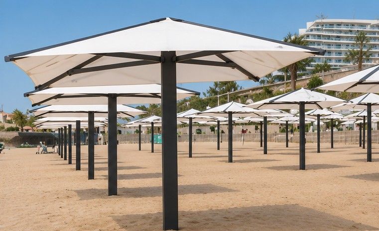 Filas de sombrillas blancas en una playa arenosa bajo un cielo azul despejado