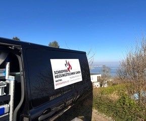 Eine Nahaufnahme eines Kessels mit einer daran angeschlossenen Pumpe. Foto von der Schrepfer Heizungstechnik GmbH