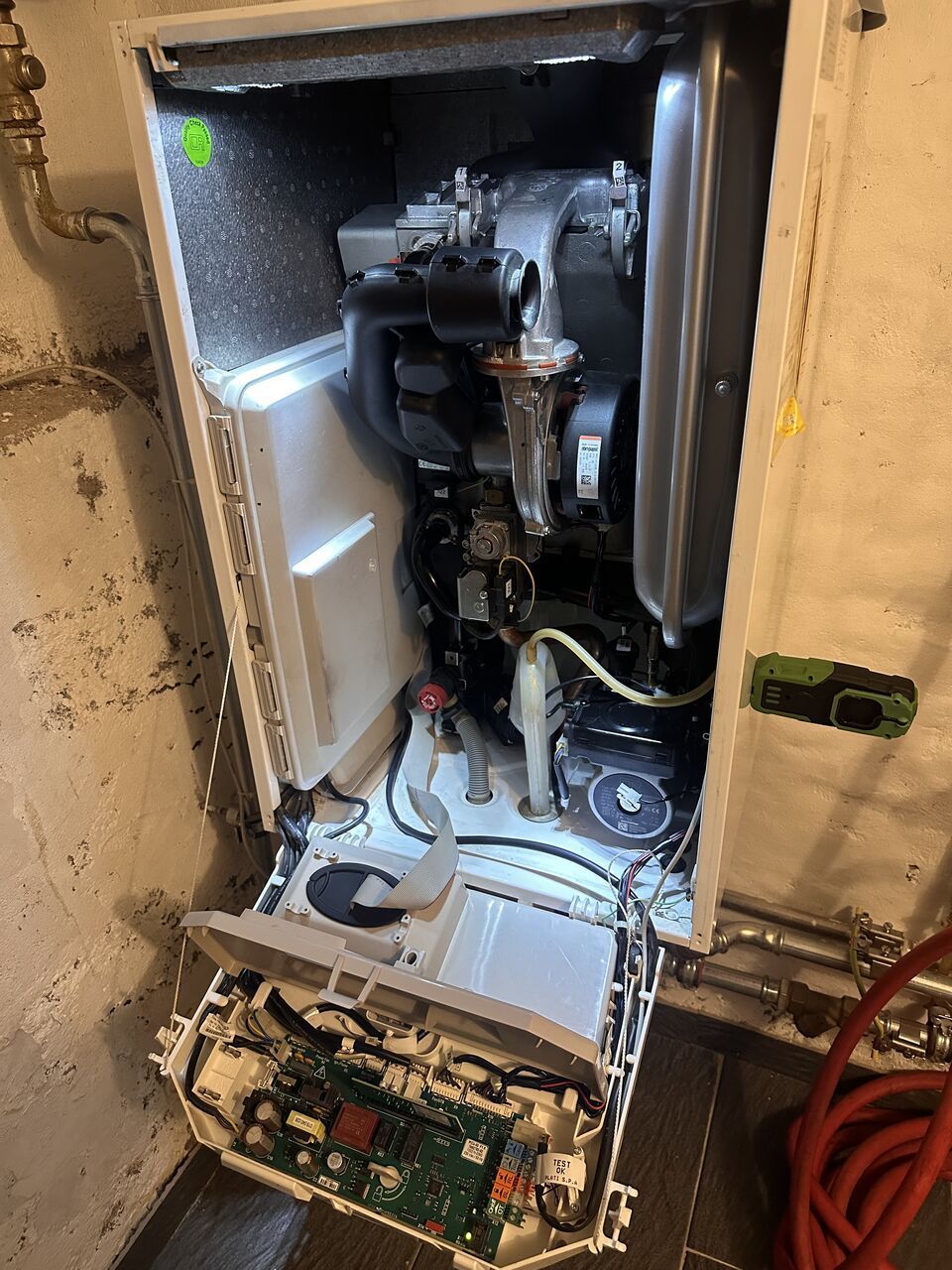 Das Innere eines Heizkessels mit geöffneter Tür. Foto von der Schrepfer Heizungstechnik GmbH