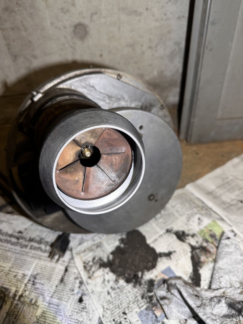 Eine Nahaufnahme eines Metallgegenstands auf einem Stück Zeitung. Foto von der Schrepfer Heizungstechnik GmbH