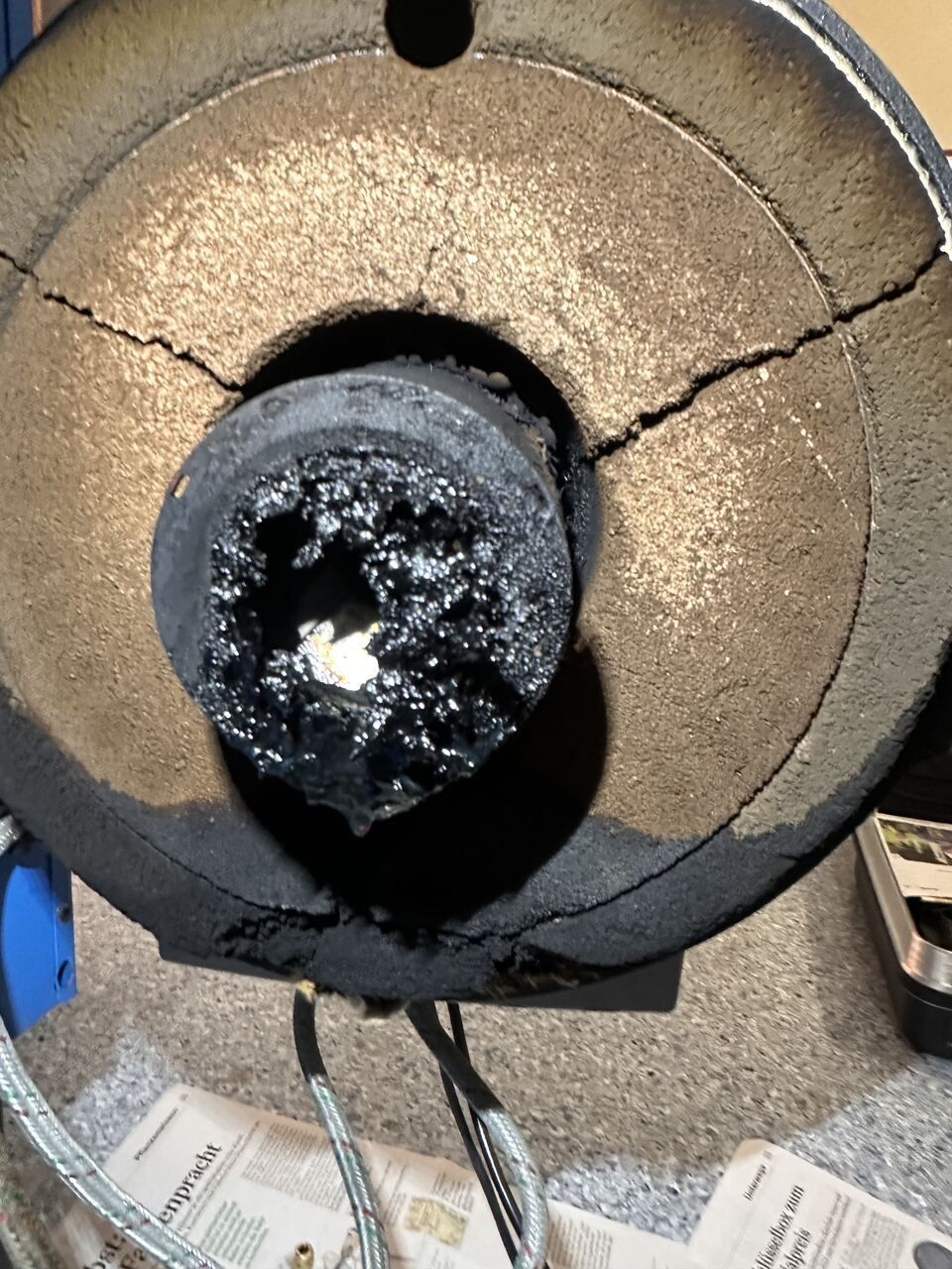 Eine Nahaufnahme von einem Stück Metall mit einem Loch darin. Foto von der Schrepfer Heizungstechnik GmbH