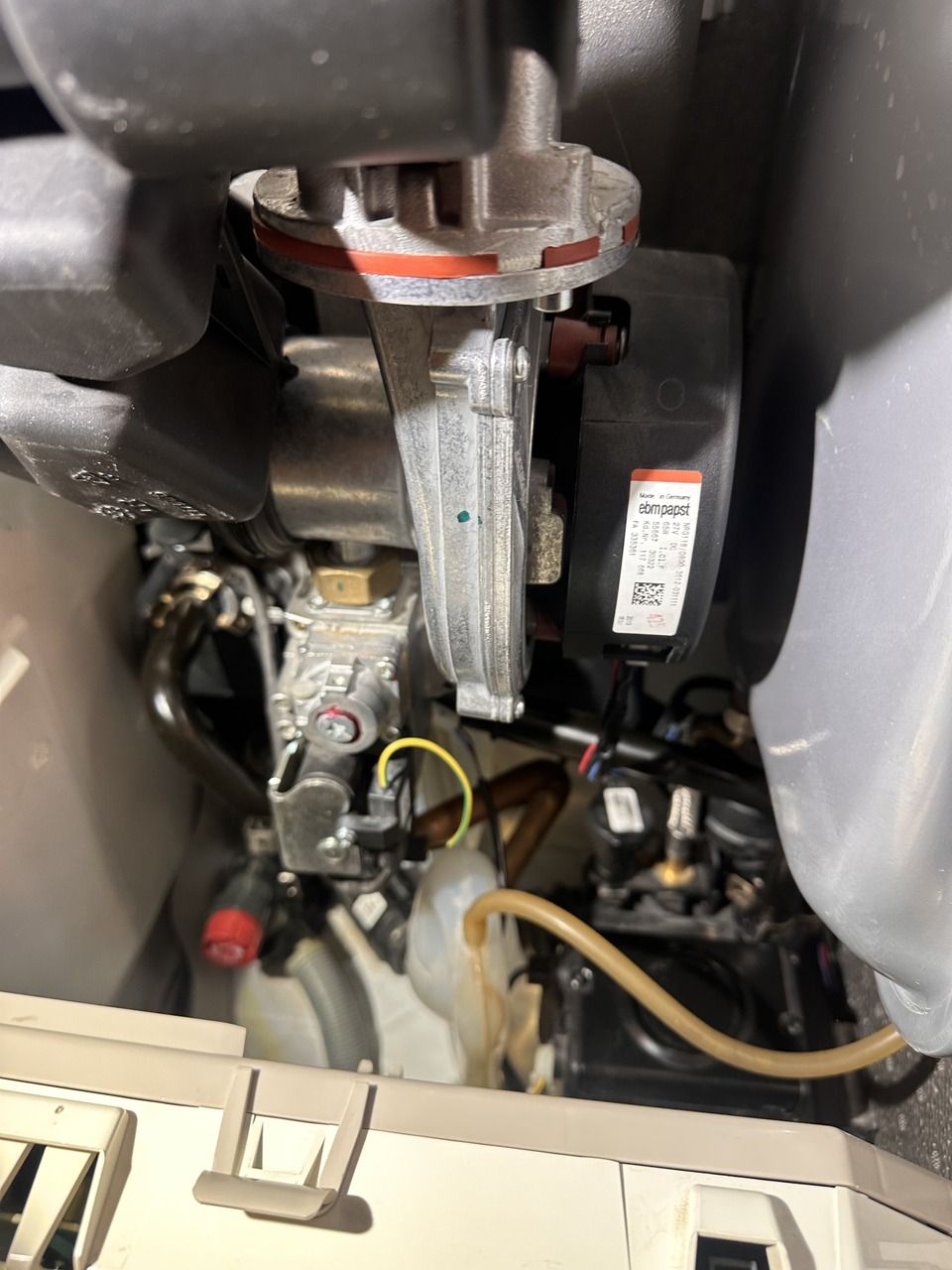 Eine Nahaufnahme einer Maschine, aus der viele Kabel herauskommen.