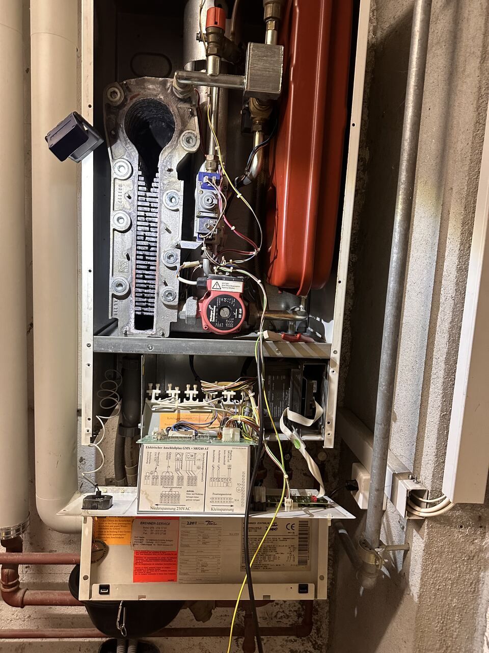 Das Innere eines Kessels, aus dem viele Kabel herauskommen. Foto von der Schrepfer Heizungstechnik GmbH