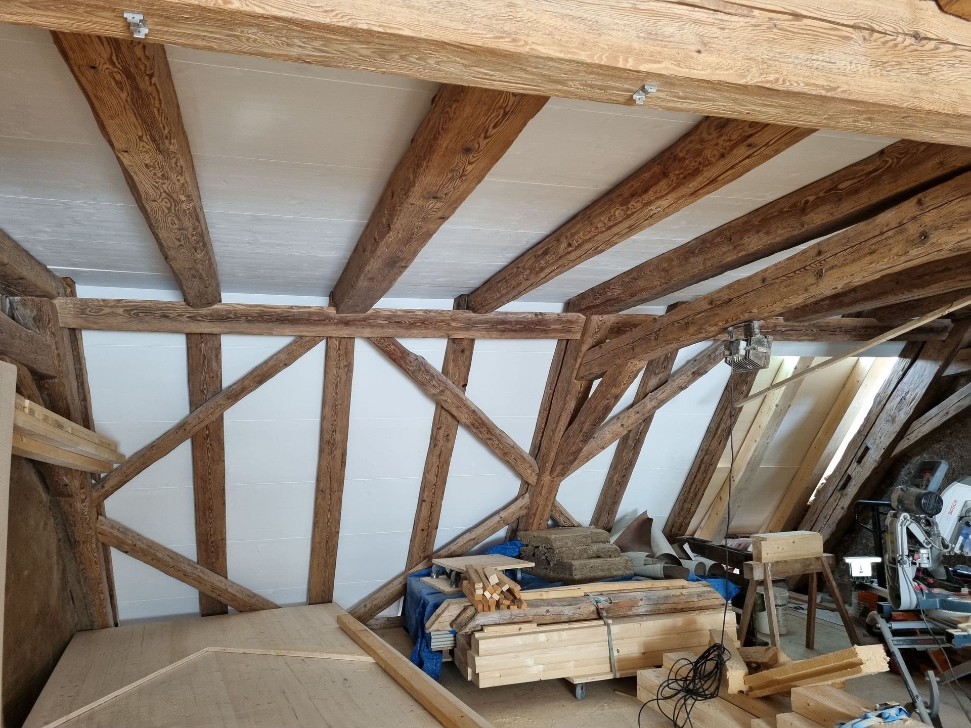 Die nicht genutzten Dachböden im linken Hausteil werden zu einer zweigeschossigen Wohnung ausgebaut. Zusätzlich wird die Erschliessung durch einen Lift auch für die bestehenden Wohnungen ergänzt.