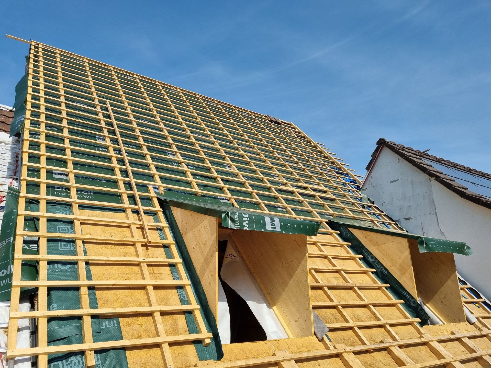 Die nicht genutzten Dachböden im linken Hausteil werden zu einer zweigeschossigen Wohnung ausgebaut. Zusätzlich wird die Erschliessung durch einen Lift auch für die bestehenden Wohnungen ergänzt.