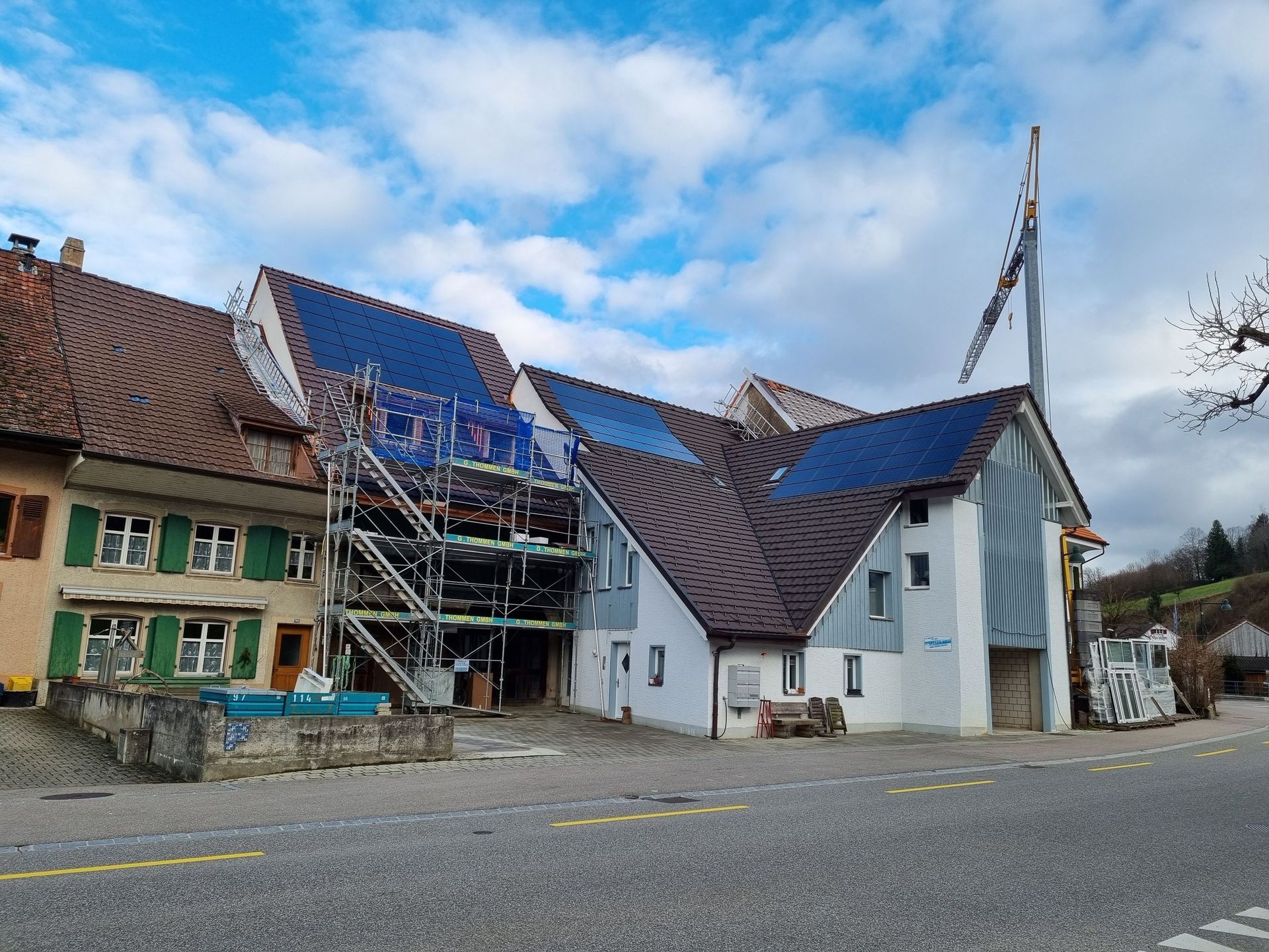 Die nicht genutzten Dachböden im linken Hausteil werden zu einer zweigeschossigen Wohnung ausgebaut. Zusätzlich wird die Erschliessung durch einen Lift auch für die bestehenden Wohnungen ergänzt.