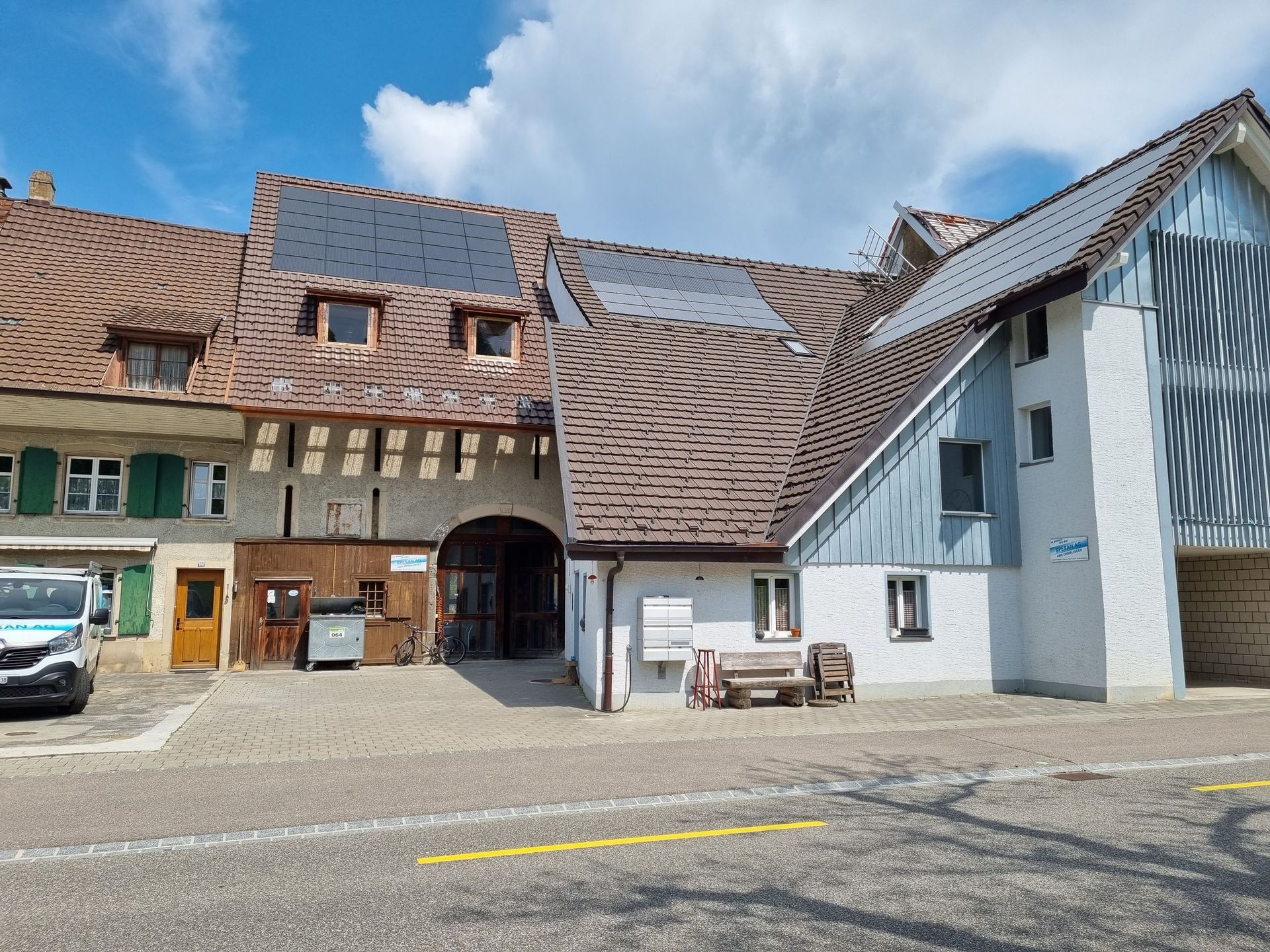 Die nicht genutzten Dachböden im linken Hausteil werden zu einer zweigeschossigen Wohnung ausgebaut. Zusätzlich wird die Erschliessung durch einen Lift auch für die bestehenden Wohnungen ergänzt.