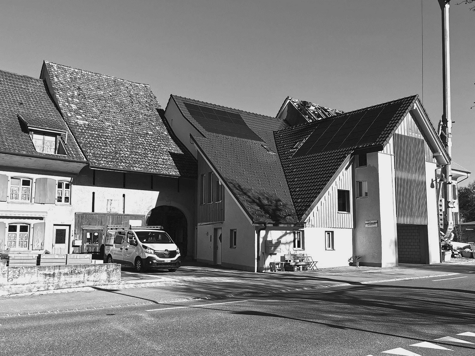 Die nicht genutzten Dachböden im linken Hausteil werden zu einer zweigeschossigen Wohnung ausgebaut. Zusätzlich wird die Erschliessung durch einen Lift auch für die bestehenden Wohnungen ergänzt.