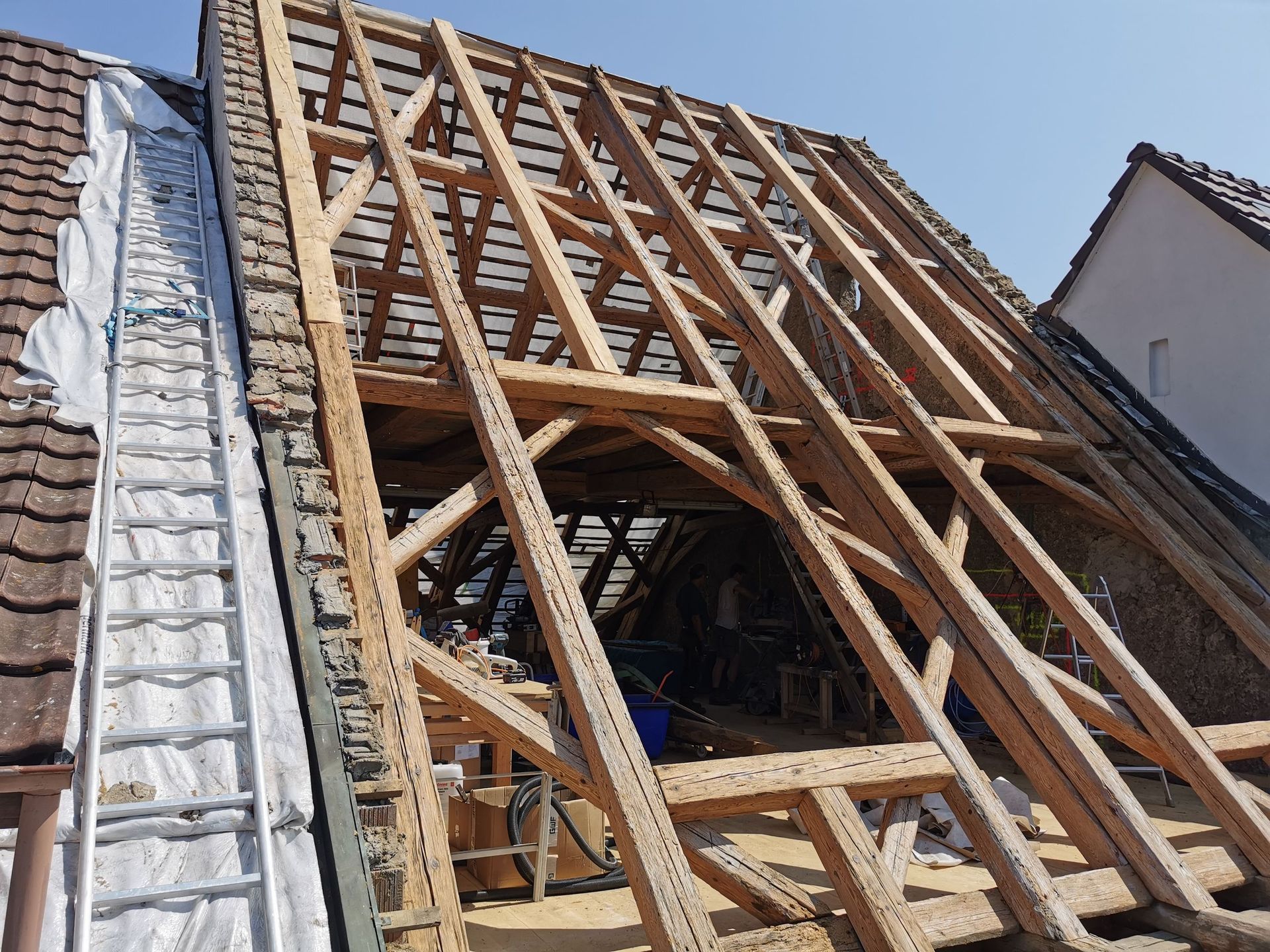 Die nicht genutzten Dachböden im linken Hausteil werden zu einer zweigeschossigen Wohnung ausgebaut. Zusätzlich wird die Erschliessung durch einen Lift auch für die bestehenden Wohnungen ergänzt.