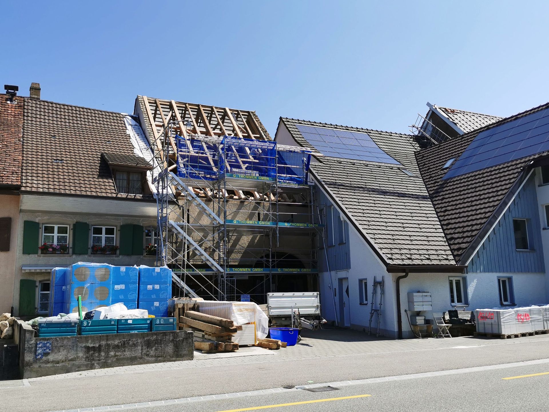 Die nicht genutzten Dachböden im linken Hausteil werden zu einer zweigeschossigen Wohnung ausgebaut. Zusätzlich wird die Erschliessung durch einen Lift auch für die bestehenden Wohnungen ergänzt.