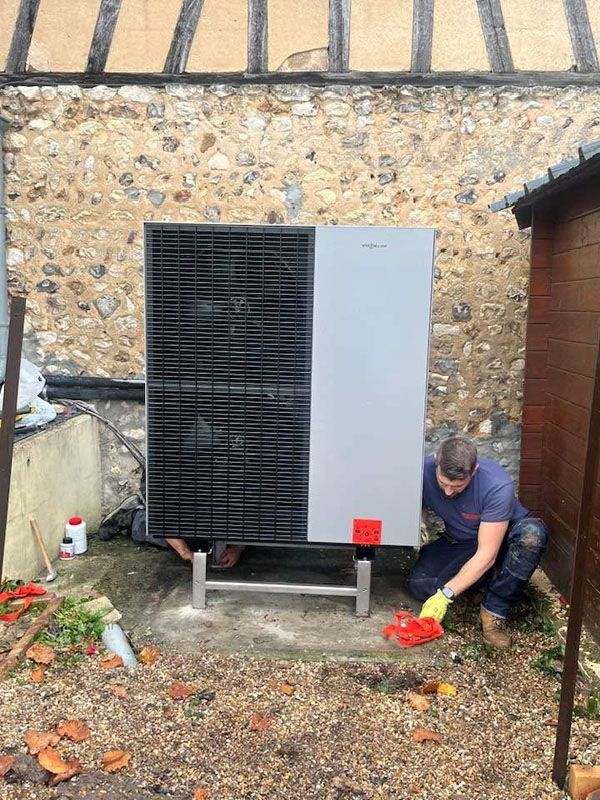 Installation d'un PAC en extérieur par des ouvriers