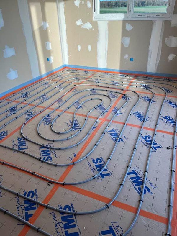 Plancher chauffant en cours d'installation