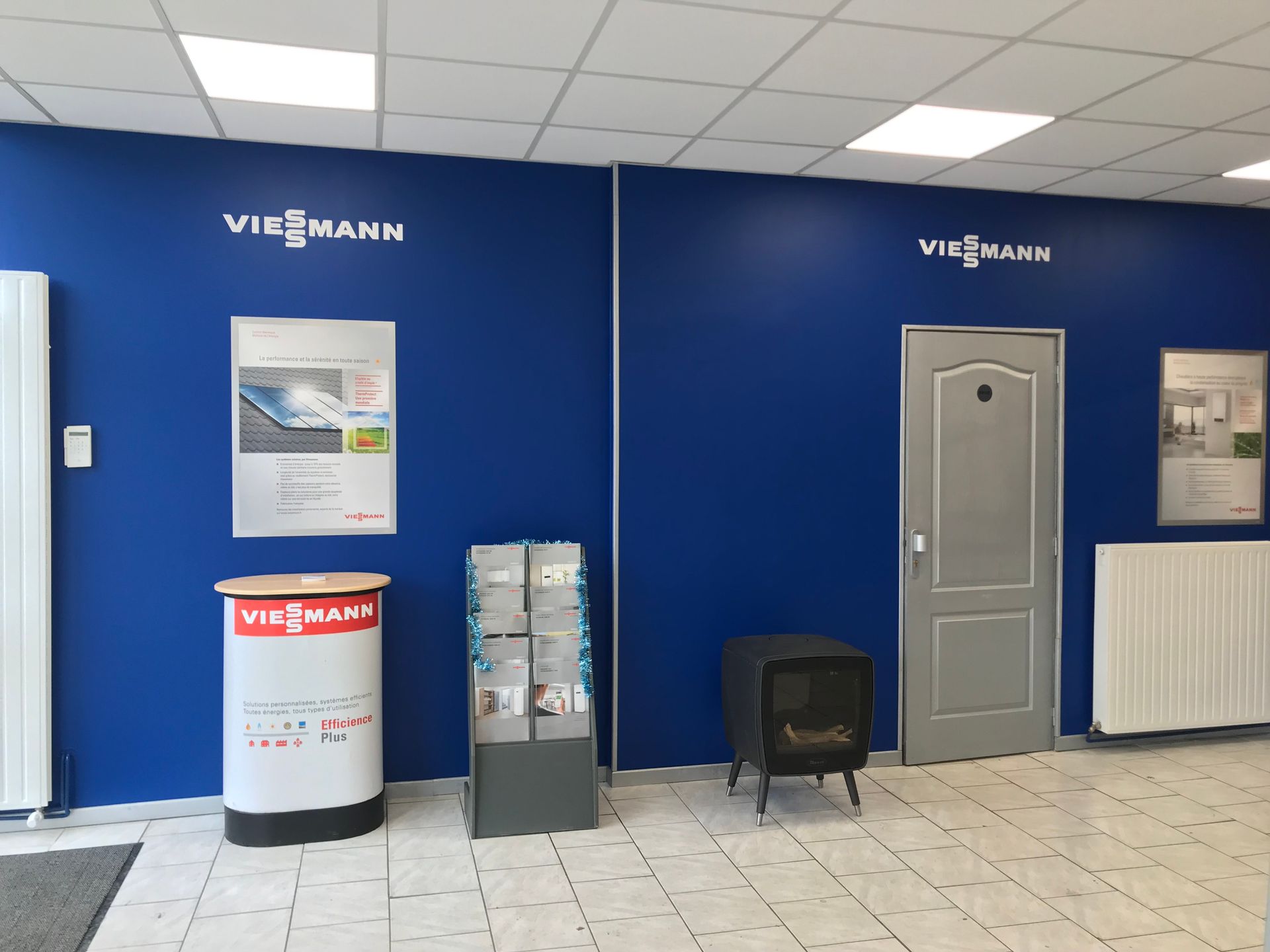 Intérieur du magasin Vasseur portes des bureaux