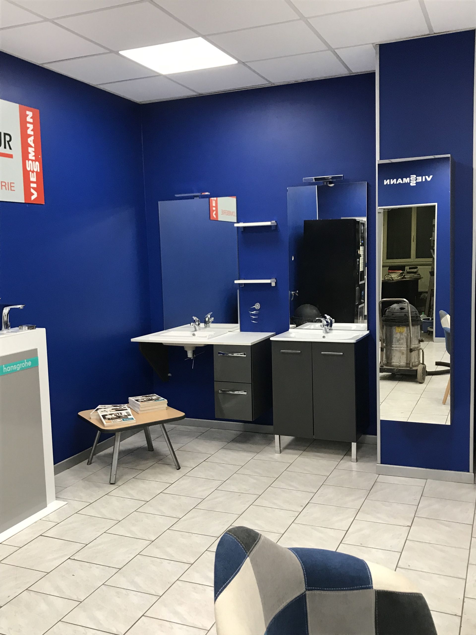 Intérieur du magasinVasseur avec produits exposés