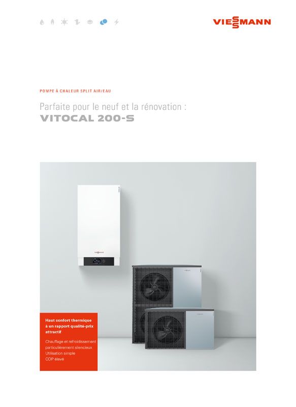 Un système de pompe à chaleur Viessmann Vitocal 200-S blanc contre un mur blanc ; deux unités extérieures noires en bas.