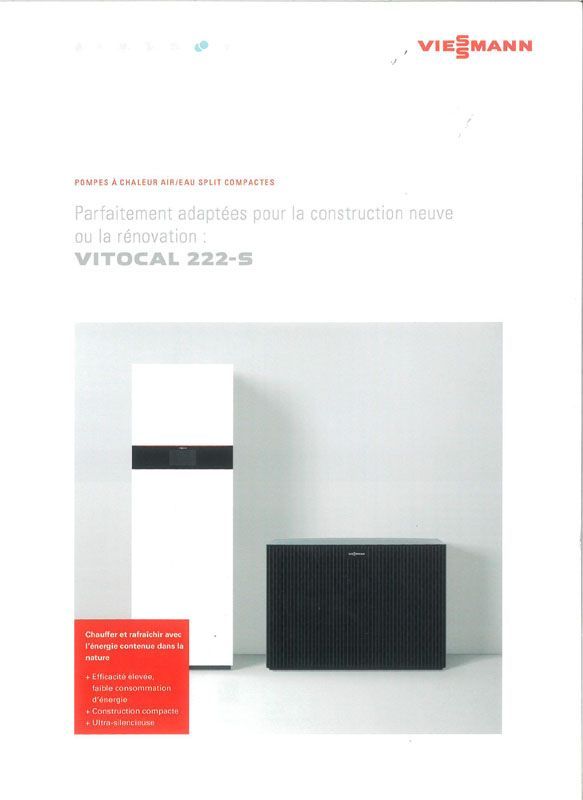 Brochure du système de pompe à chaleur Viessmann Vitocal 222-S avec unités blanches et noires dans une pièce blanche.