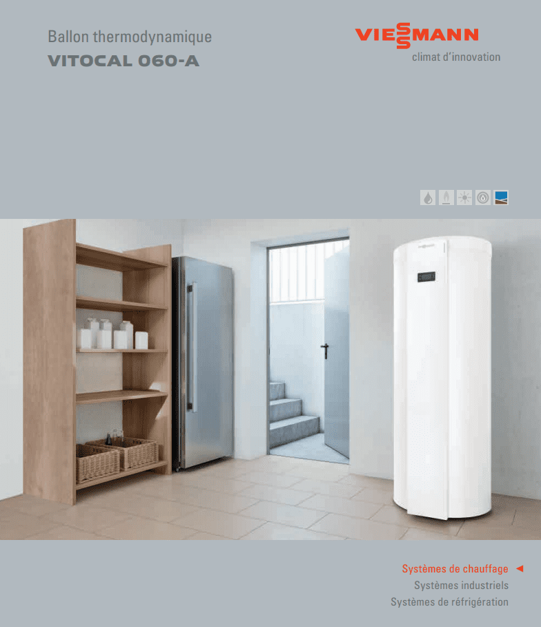 Réservoir thermodynamique Viessmann Vitocal 060-A dans une pièce avec étagères, réfrigérateur et porte avec escalier.