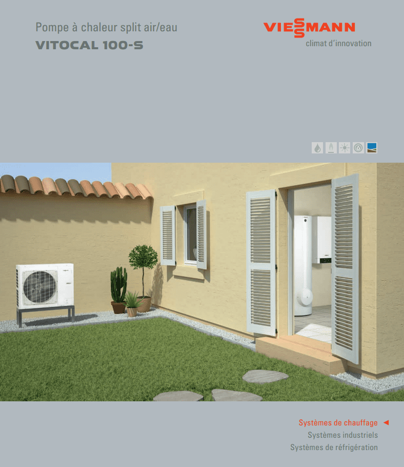 Installation extérieure d'une pompe à chaleur Viessmann Vitocal 100-S. Unité blanche à côté d'une maison avec porte ouverte, pelouse et plantes en pot.