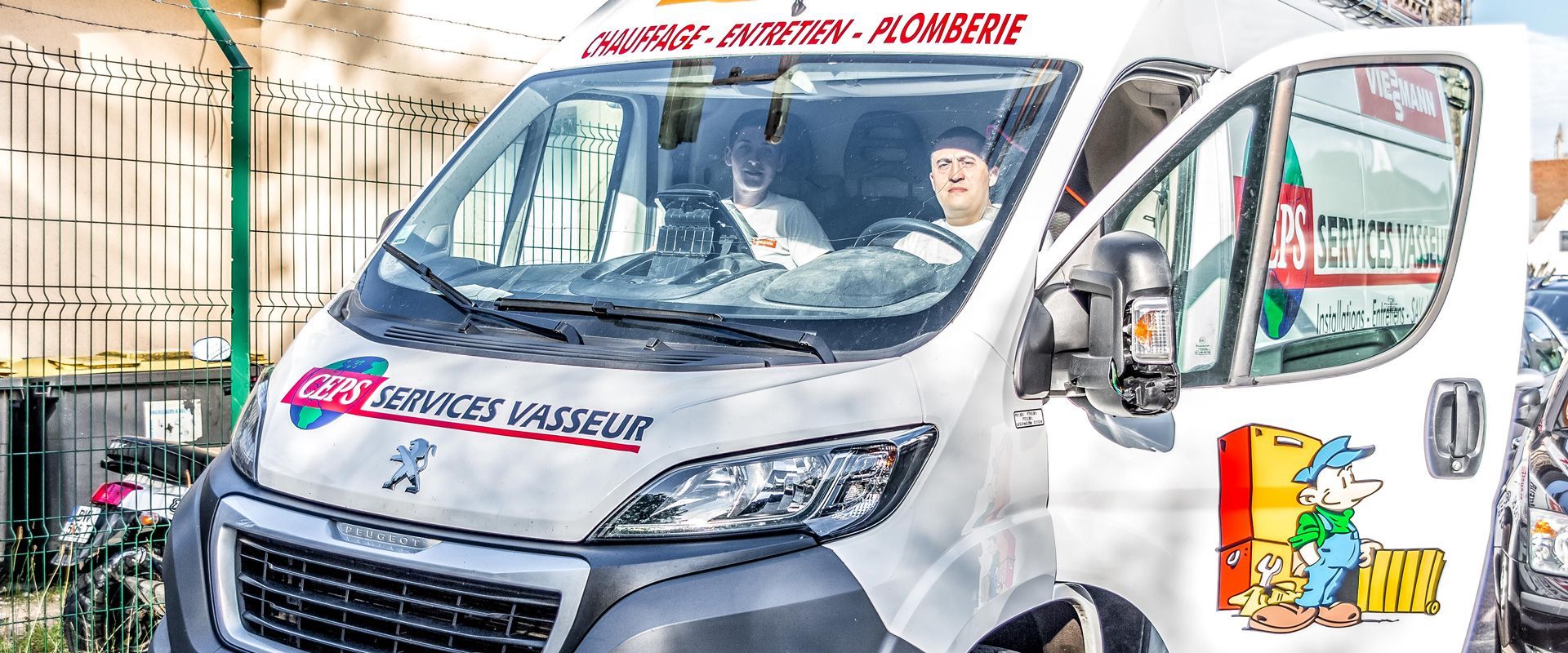 Ouvriers dans leur camion