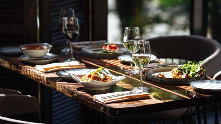 table mise dans un restaurant avec des pâtes