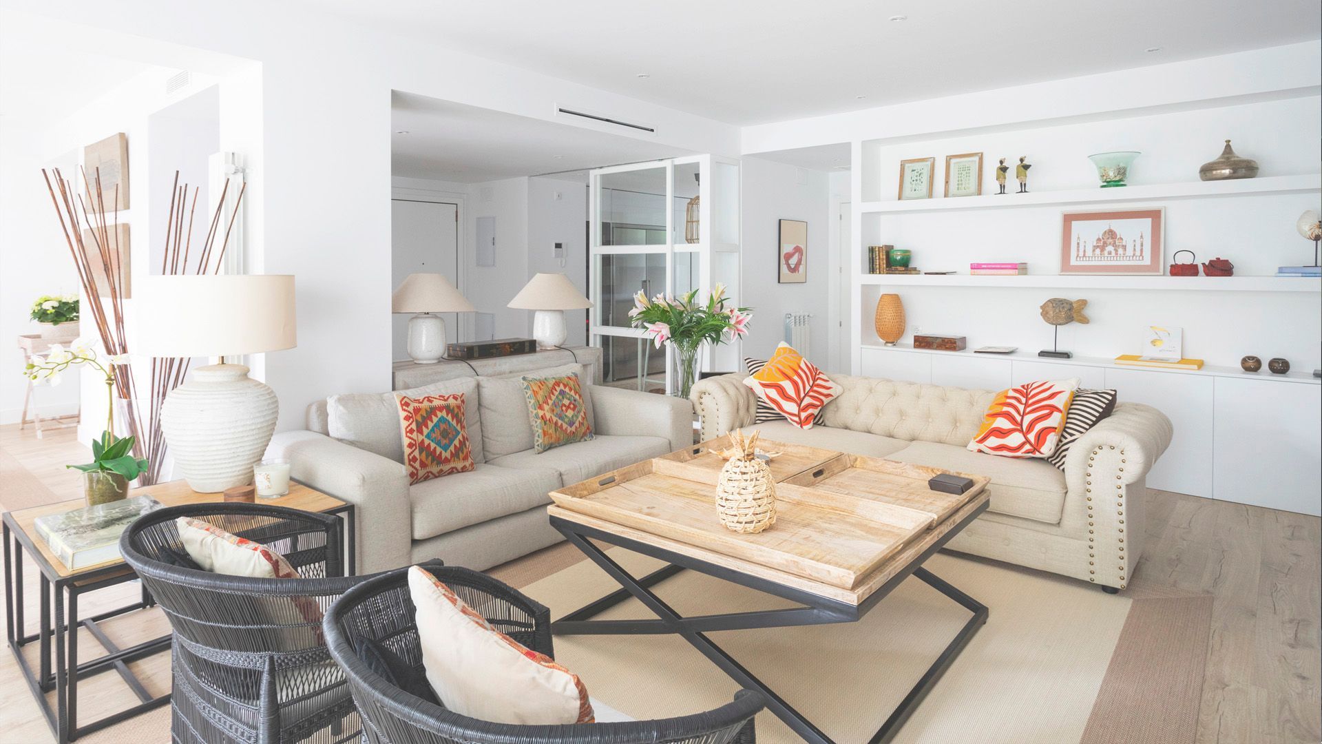 Una sala de estar con un sofá, sillas y una mesa de café.