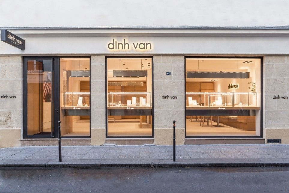 Una tienda con muchos escaparates y un cartel que dice dinh van