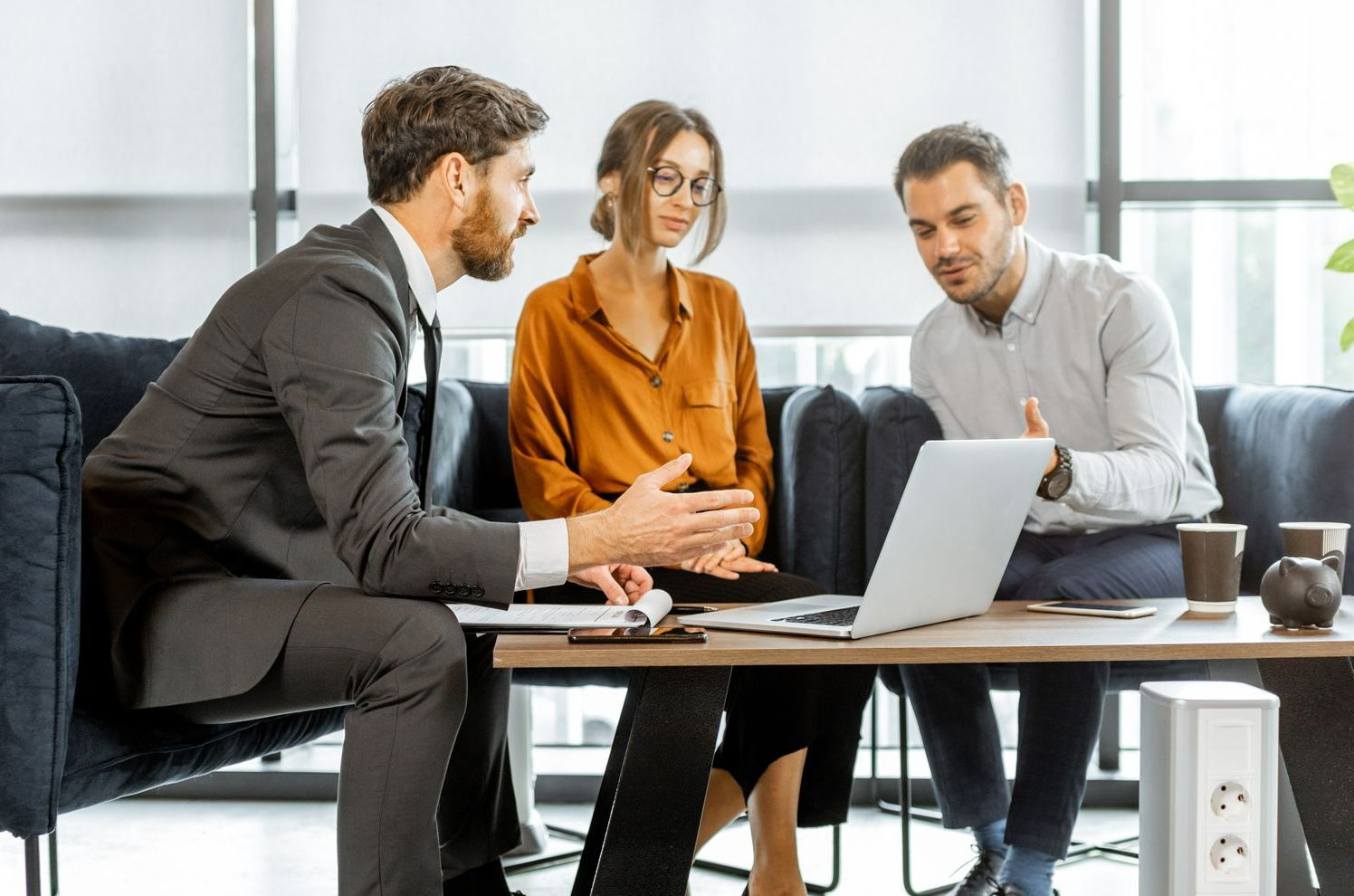 Un couple qui discute avec un conseiller dans une agence