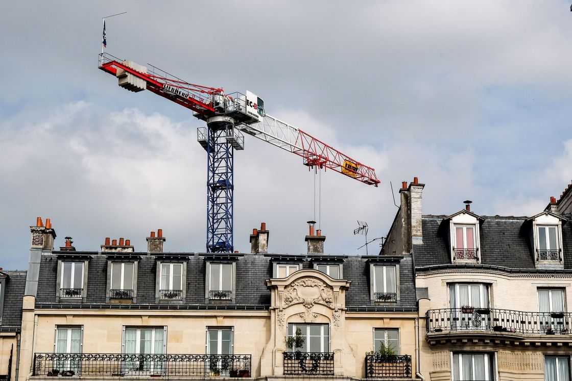Grue de construction au-dessus d'habitations dans Paris