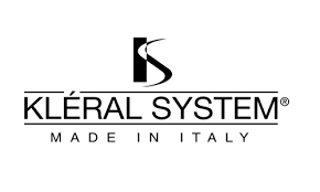Un logotipo en blanco y negro para el sistema Kleral fabricado en Italia.