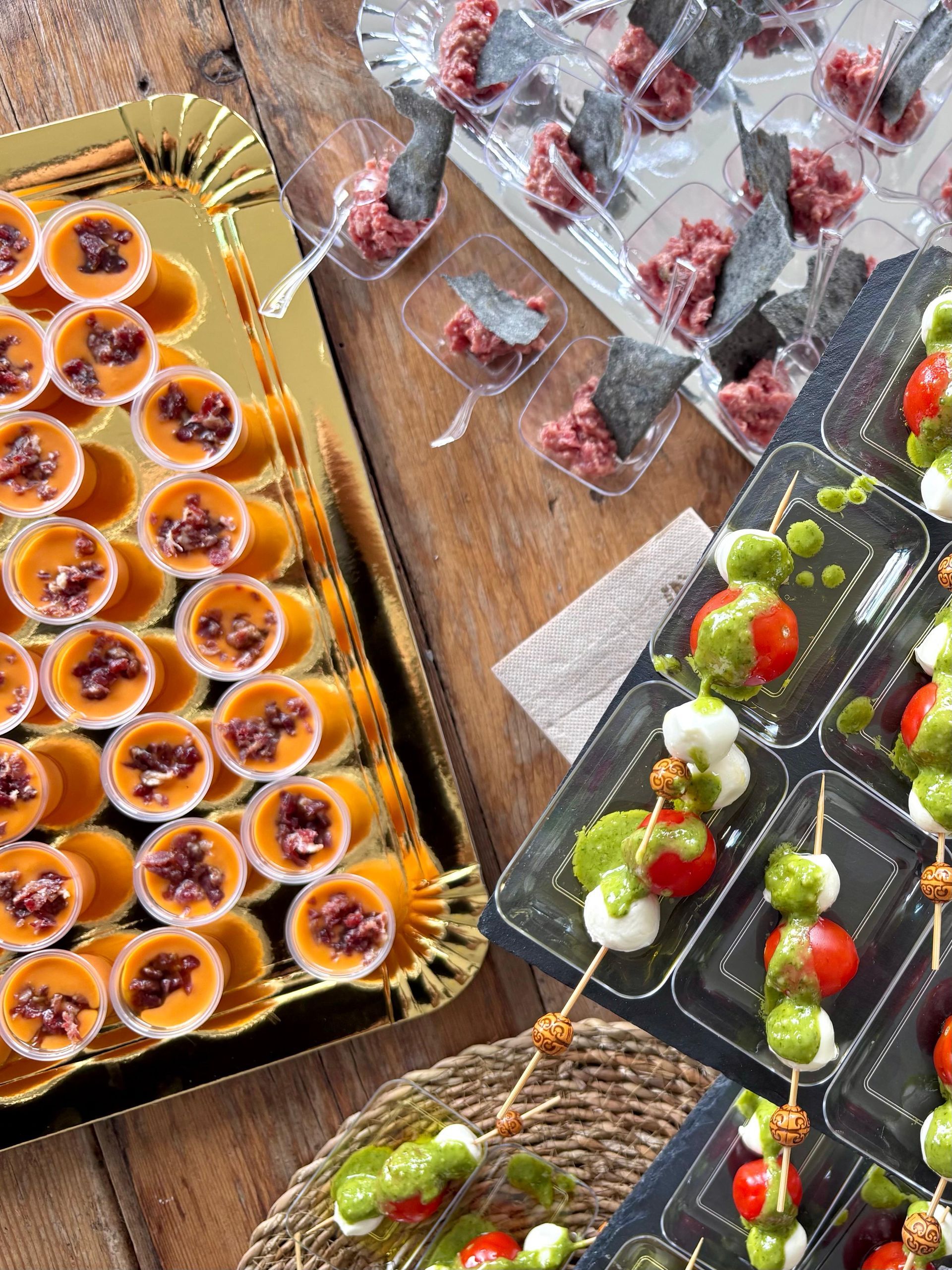 Una botella de vino Itani está en un cubo de hielo.