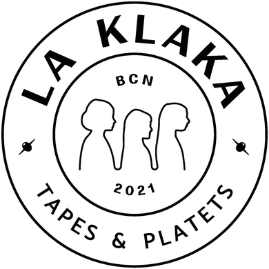Un logotipo en blanco y negro para una empresa llamada La Klaka Tapes and Platets.