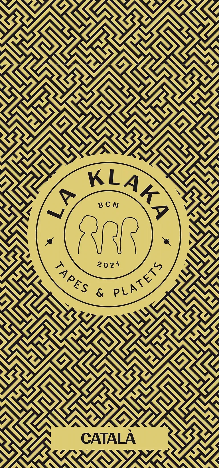 Un tazón de comida con salsa y queso sobre una mesa de madera.