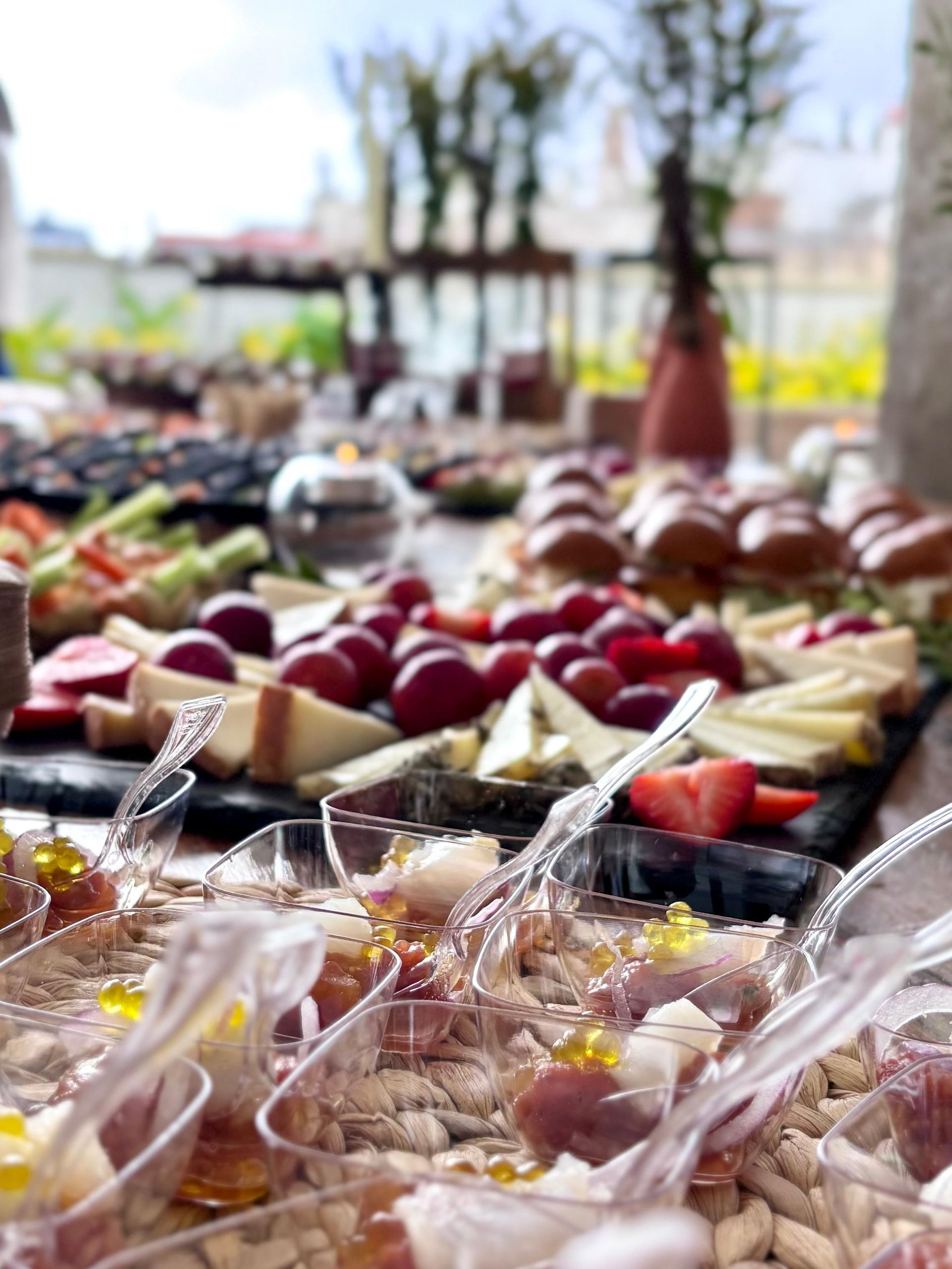 Un plato de comida está en una mesa junto a un vaso de cerveza.