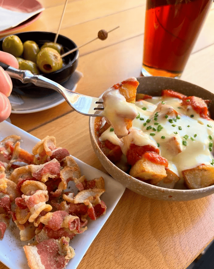 Una persona sostiene un tenedor sobre un tazón de comida.