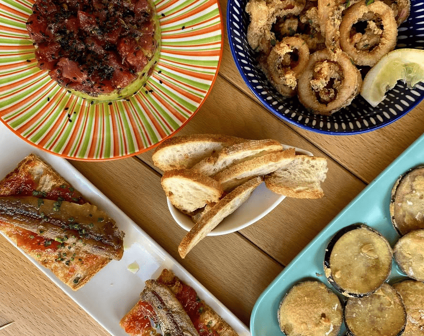Una mesa cubierta con platos de comida y un tazón de comida.
