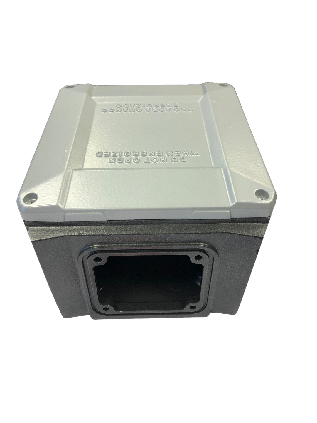 Eine Metallbox mit einem Loch in der Mitte auf weißem Hintergrund.